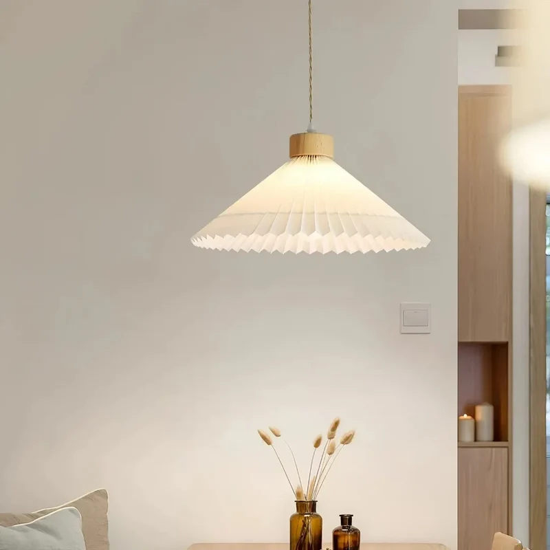 Vintage Pendelleuchte aus Stoff und Holz für das Esszimmer