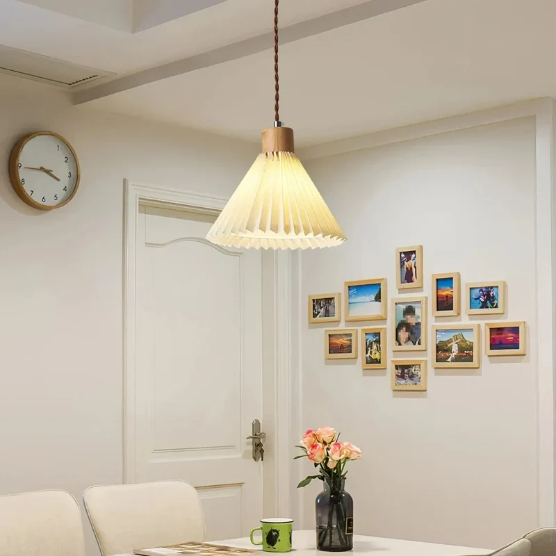 Vintage Pendelleuchte aus Stoff und Holz für das Esszimmer