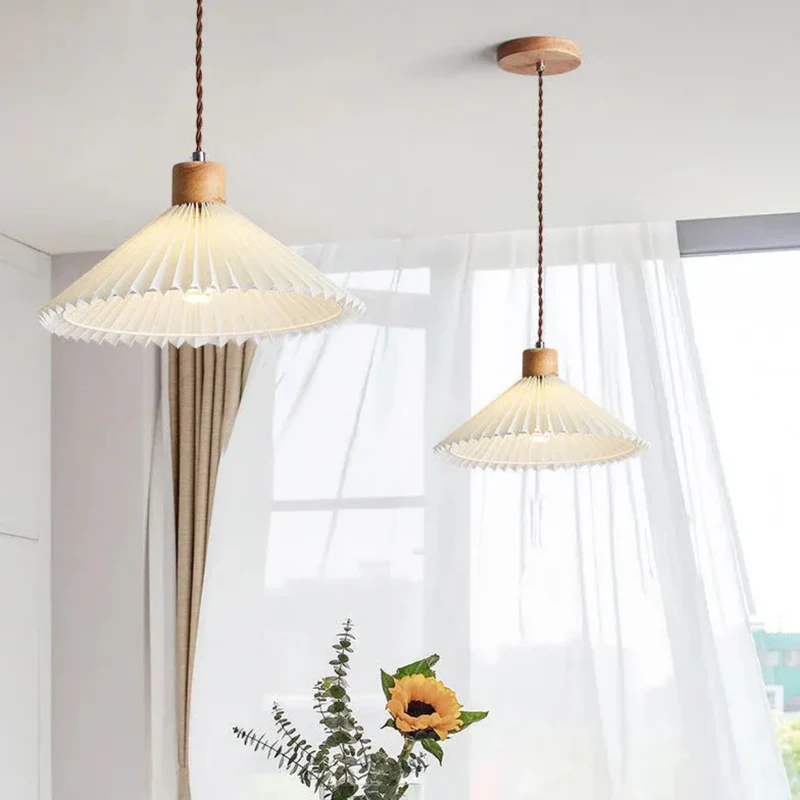 Vintage Pendelleuchte aus Stoff und Holz für das Esszimmer