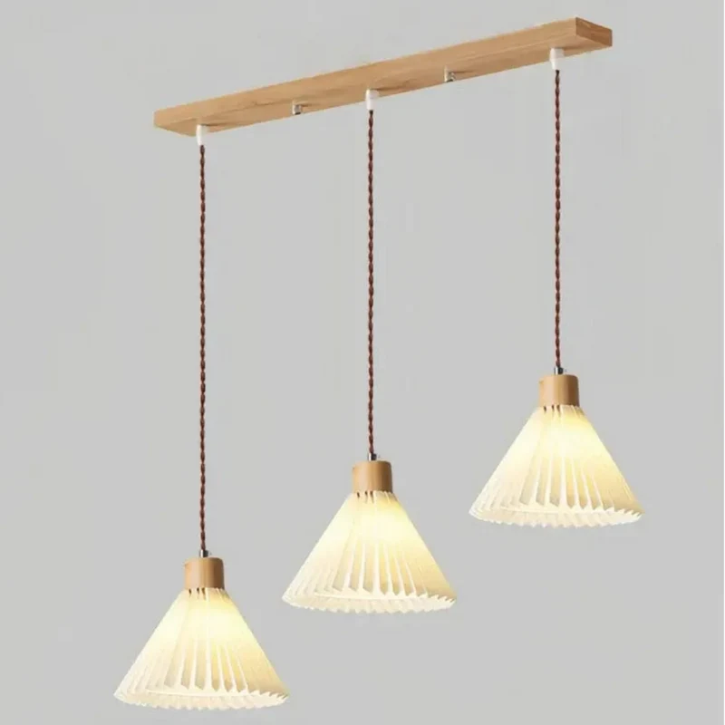Vintage Pendelleuchte aus Stoff und Holz für das Esszimmer