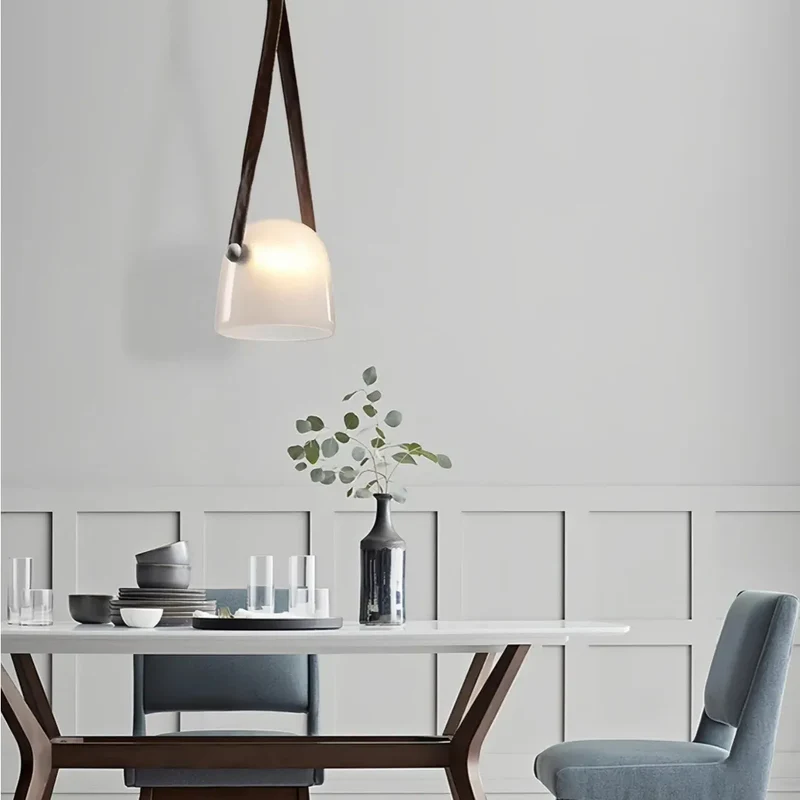 Moderne Pendelleuchte aus Glas und Leder im Helmdesign fürs Esszimmer