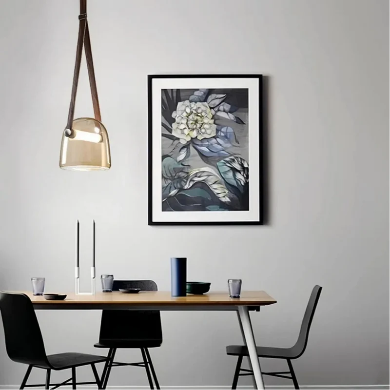 Moderne Pendelleuchte aus Glas und Leder im Helmdesign fürs Esszimmer