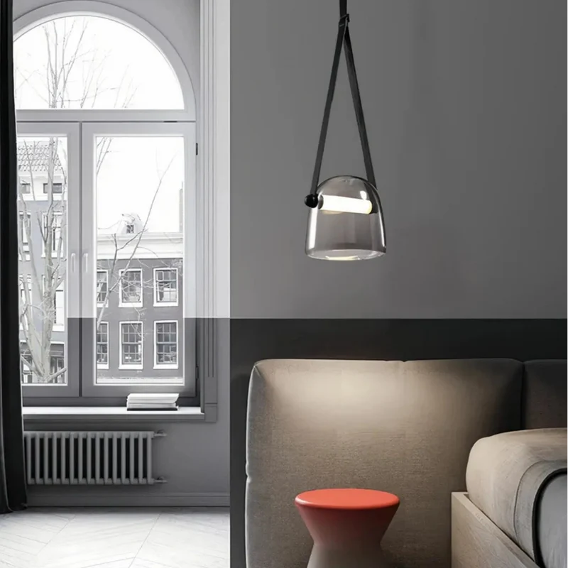 Moderne Pendelleuchte aus Glas und Leder im Helmdesign fürs Esszimmer