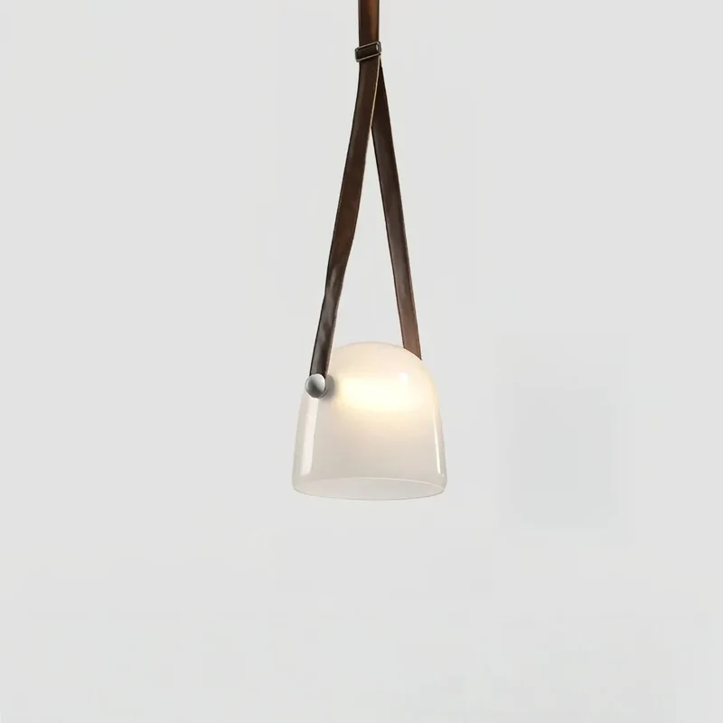 Moderne Pendelleuchte aus Glas und Leder im Helmdesign fürs Esszimmer