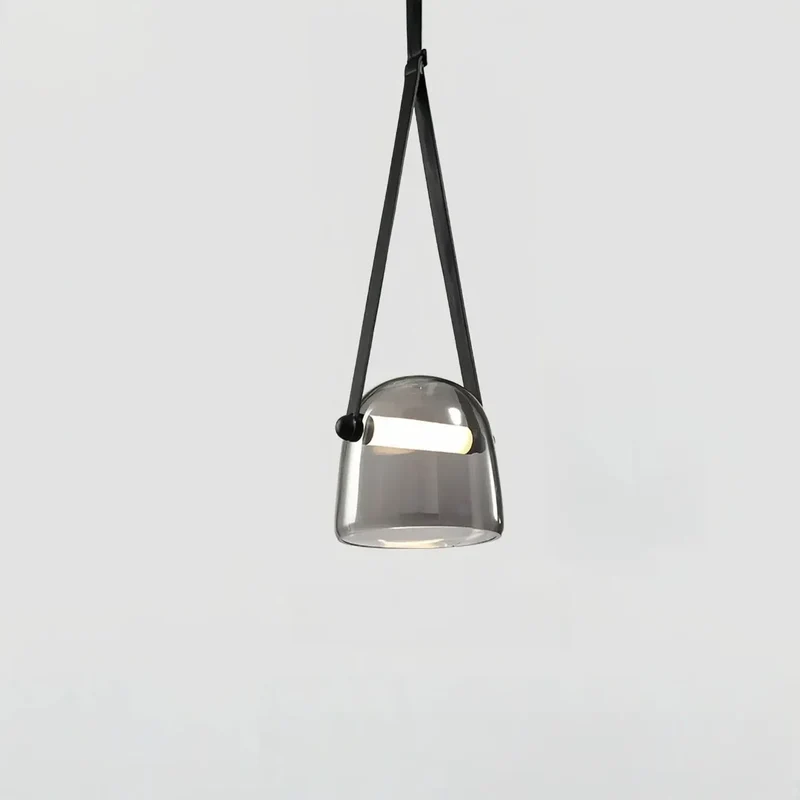 Moderne Pendelleuchte aus Glas und Leder im Helmdesign fürs Esszimmer