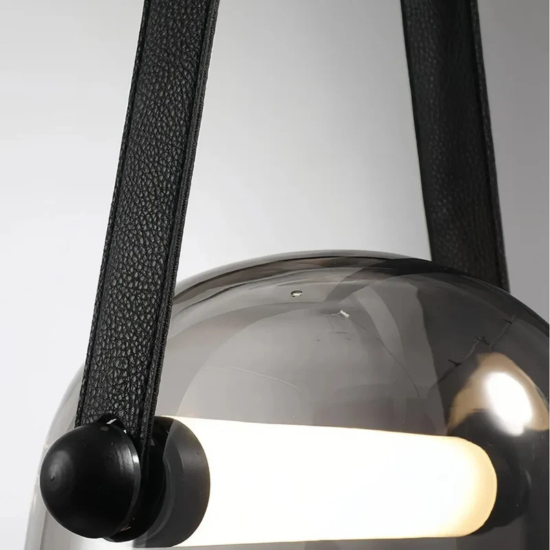Moderne Pendelleuchte aus Glas und Leder im Helmdesign fürs Esszimmer