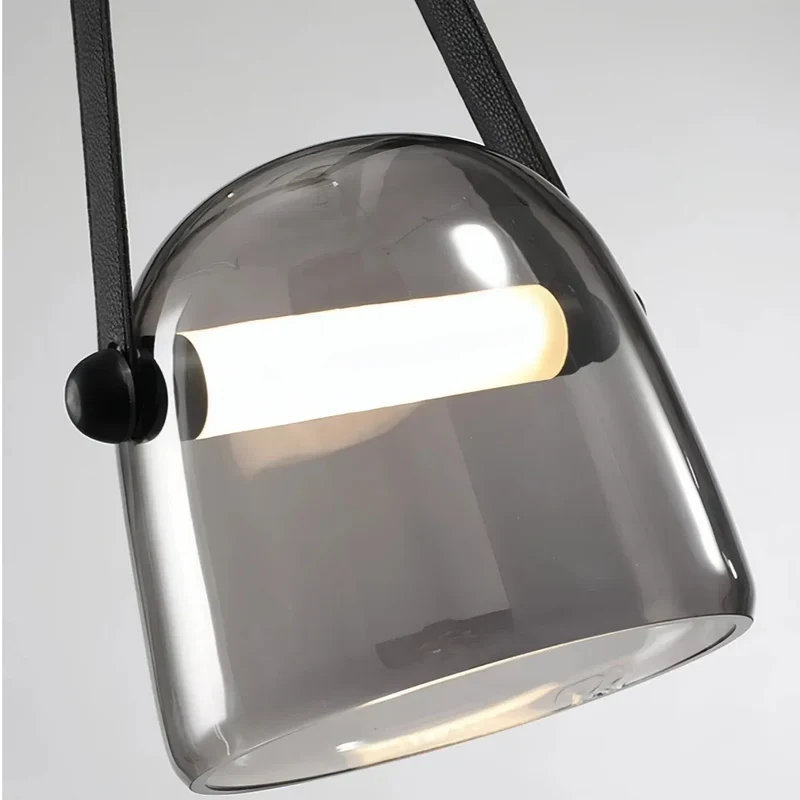 Moderne Pendelleuchte aus Glas und Leder im Helmdesign fürs Esszimmer