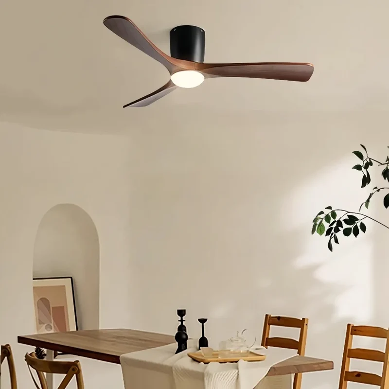 Leiser Deckenventilator mit Licht im skandinavischen Design