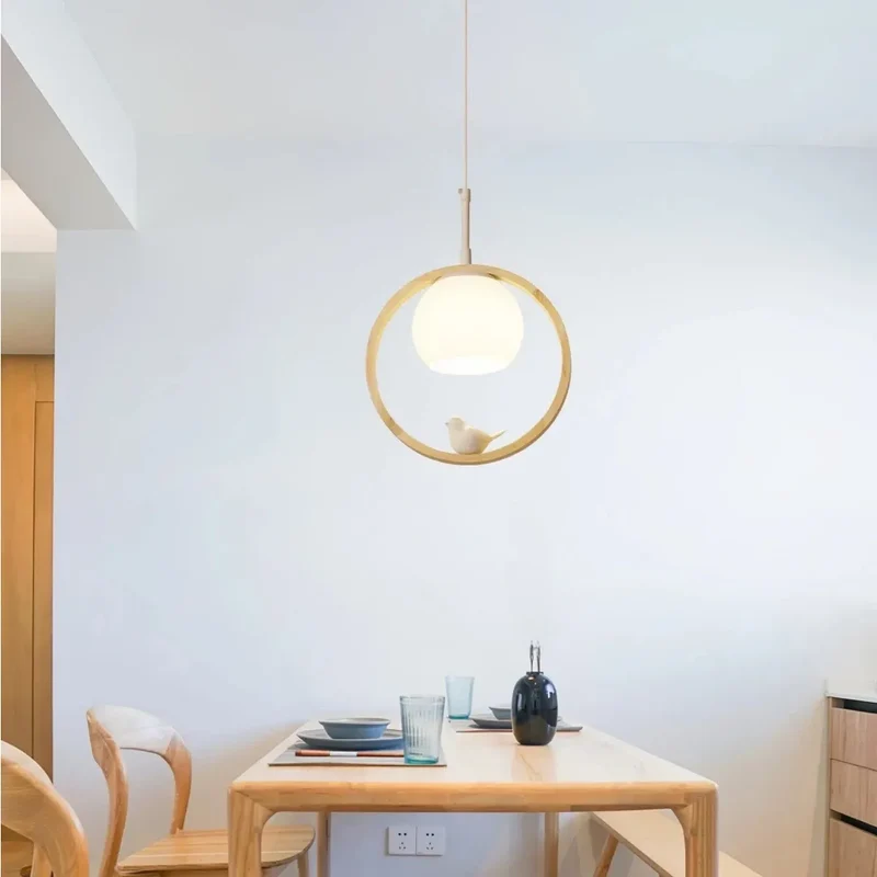 Skandinavische LED-Pendelleuchte aus Holz in Ringform für das Esszimmer