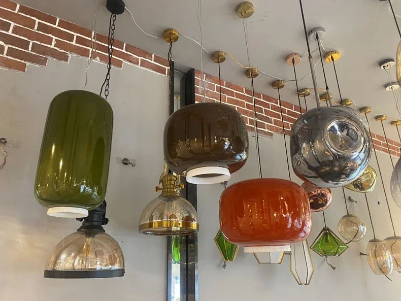 Bunte Glas-Pendelleuchte für Esszimmer und Schlafzimmer – Chromélia