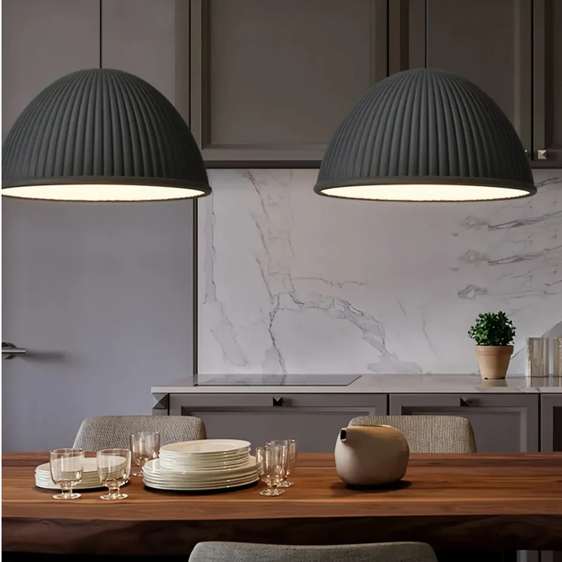 Moderne Halbkugel-Pendelleuchte für das Esszimmer