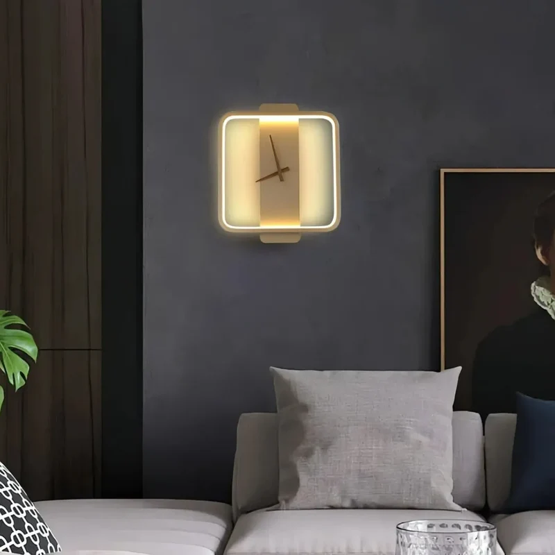 Moderne LED-Wandleuchte mit integrierter Uhr fürs Wohnzimmer