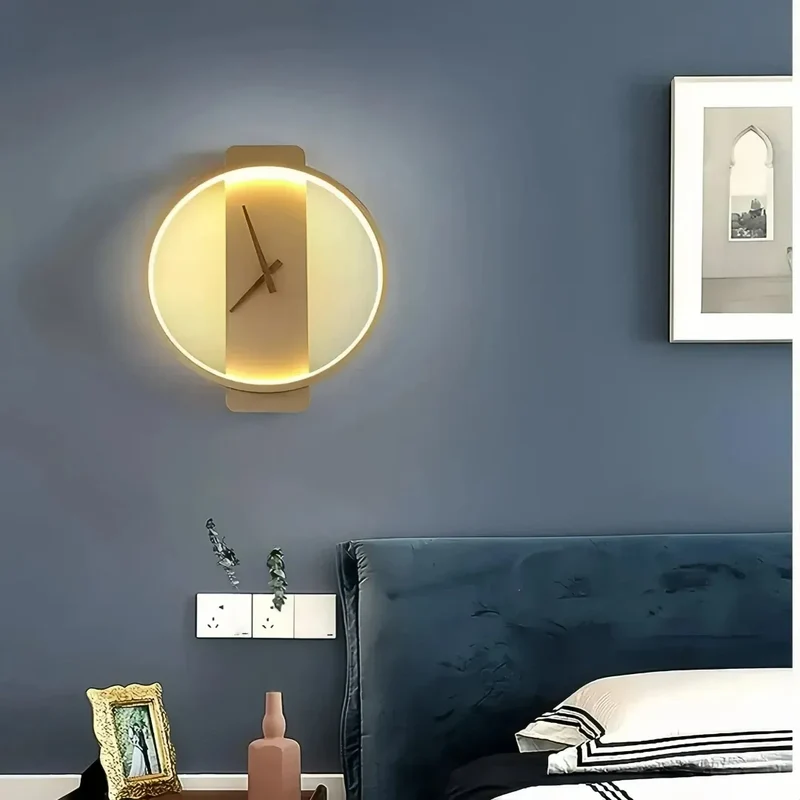 Moderne LED-Wandleuchte mit integrierter Uhr fürs Wohnzimmer
