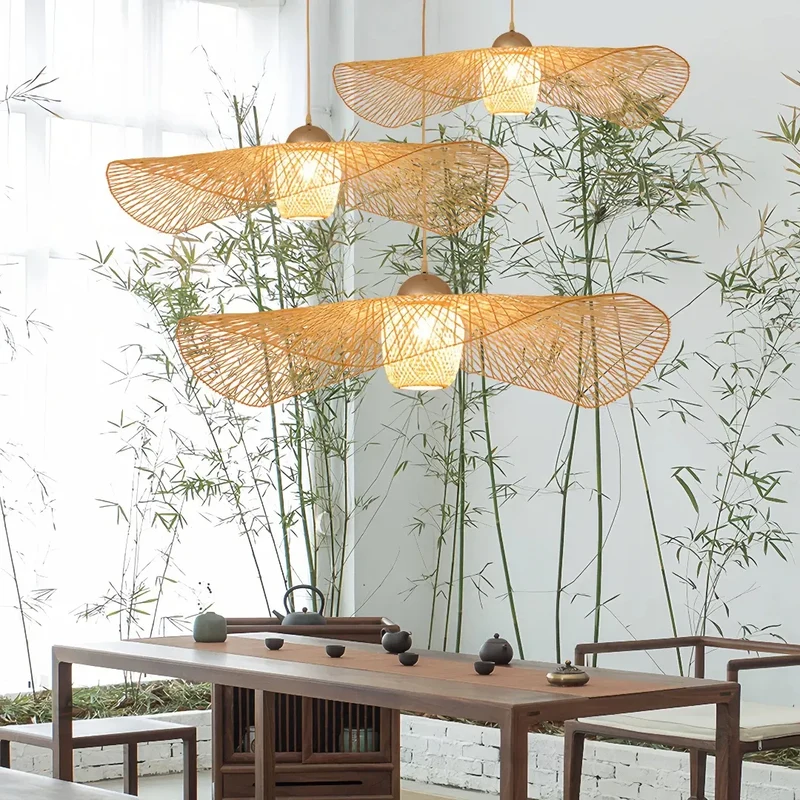 Japanische Rattan-Hängeleuchte in Hutform für das Esszimmer