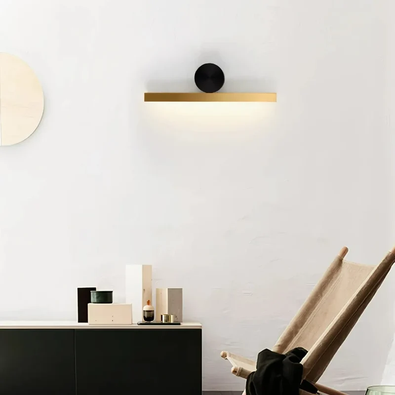 Moderne lange Wandleuchte in Schwarz-Gold für den Innenbereich