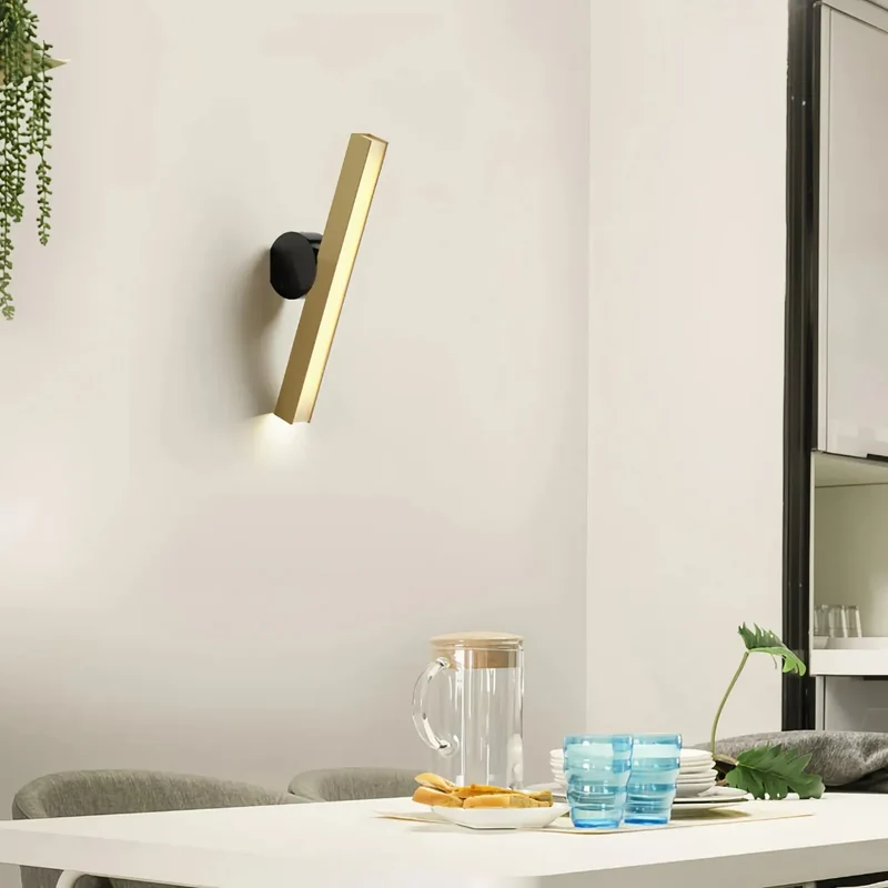 Moderne lange Wandleuchte in Schwarz-Gold für den Innenbereich