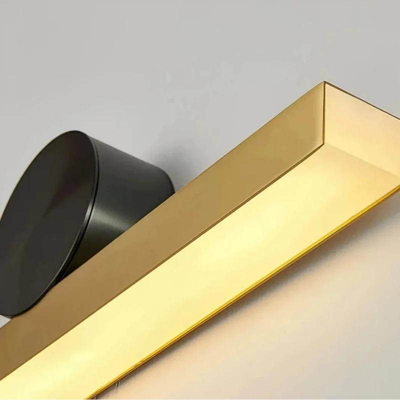 Moderne lange Wandleuchte in Schwarz-Gold für den Innenbereich