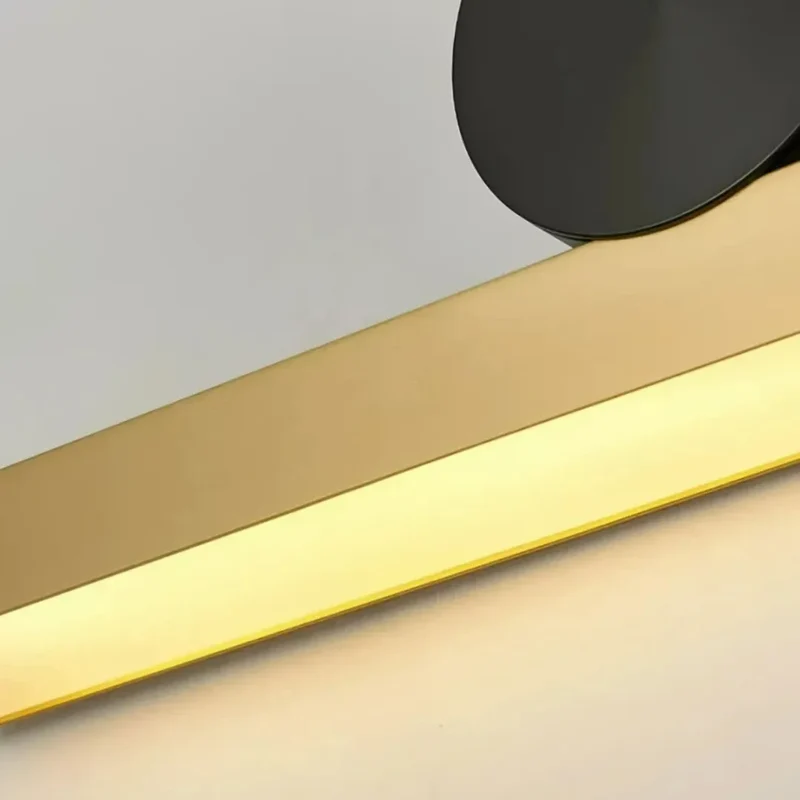 Moderne lange Wandleuchte in Schwarz-Gold für den Innenbereich