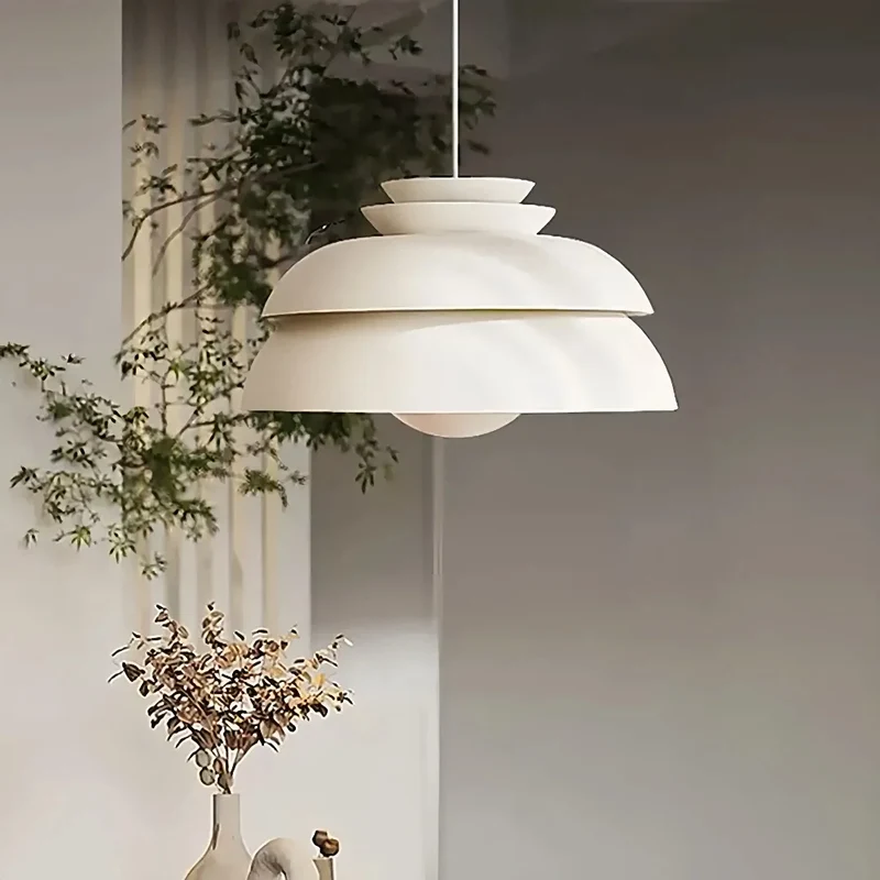 Nordische Pendelleuchte in Weiß für das Esszimmer