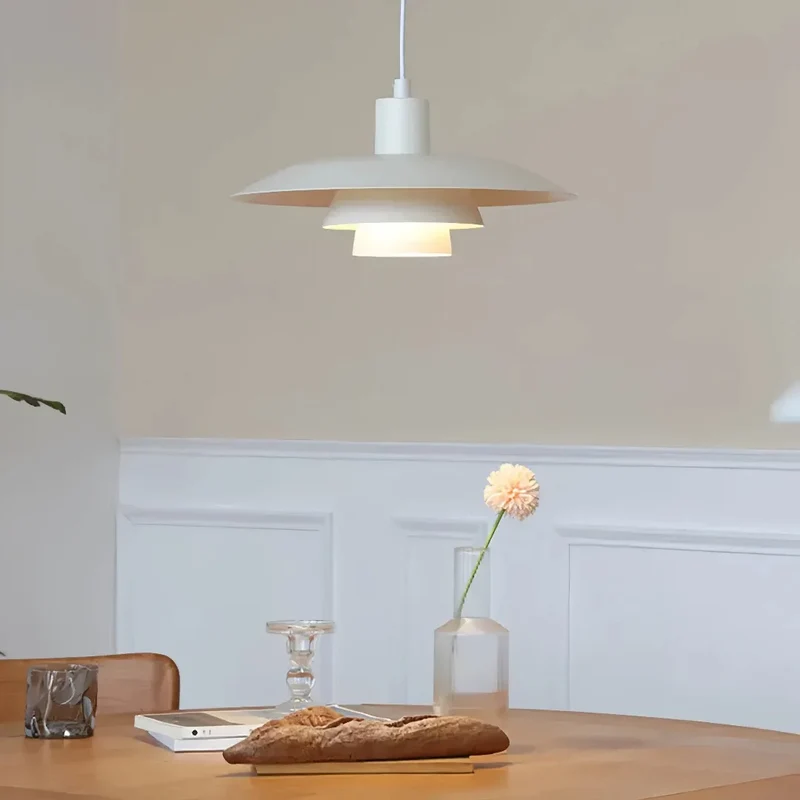 Skandinavische UFO-Pendelleuchte fürs Esszimmer