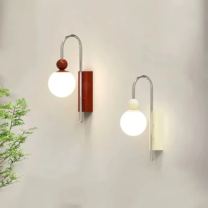 Moderne Kugel-Wandleuchte mit Opalglas fürs Schlafzimmer