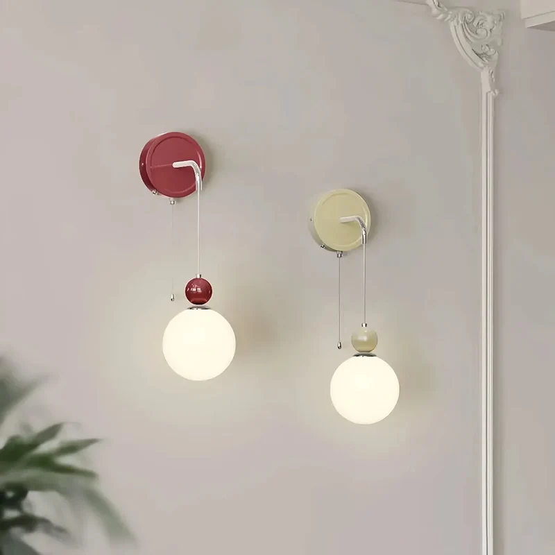 Moderne Kugel-Wandleuchte mit Opalglas fürs Schlafzimmer