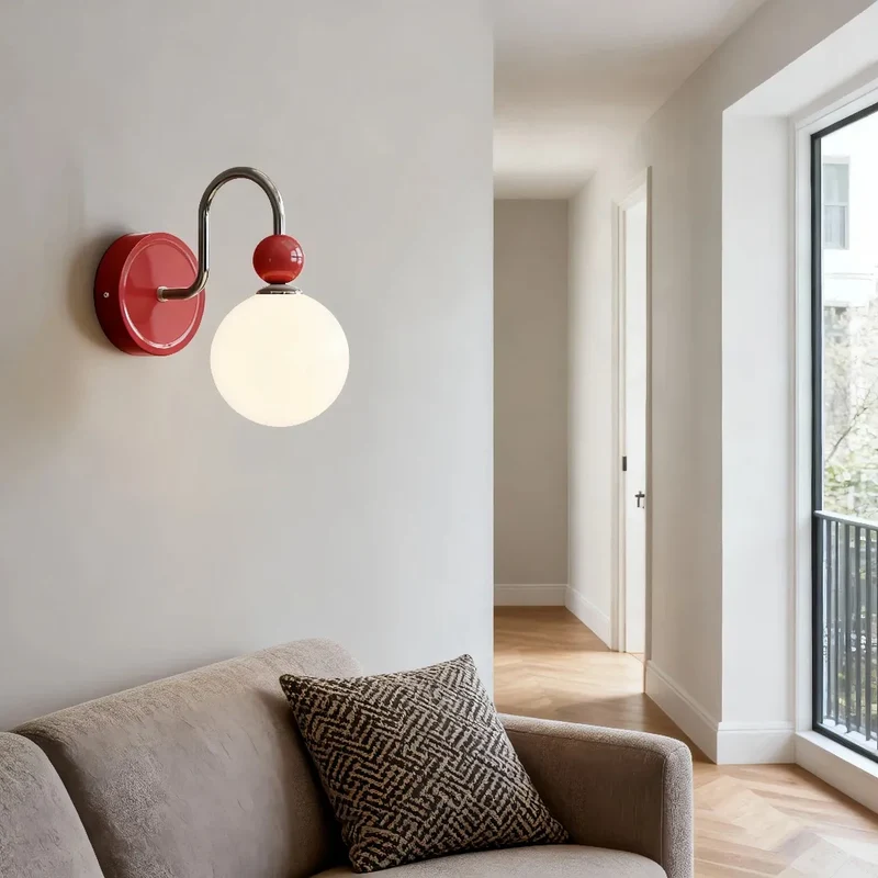 Moderne Kugel-Wandleuchte mit Opalglas fürs Schlafzimmer