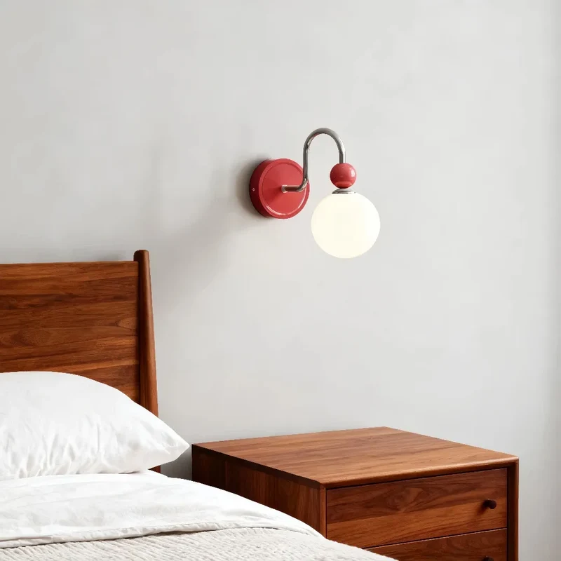 Moderne Kugel-Wandleuchte mit Opalglas fürs Schlafzimmer