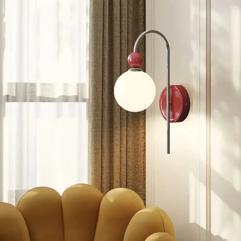 Moderne Kugel-Wandleuchte mit Opalglas fürs Schlafzimmer