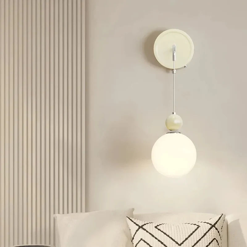 Moderne Kugel-Wandleuchte mit Opalglas fürs Schlafzimmer