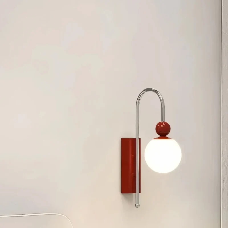 Moderne Kugel-Wandleuchte mit Opalglas fürs Schlafzimmer