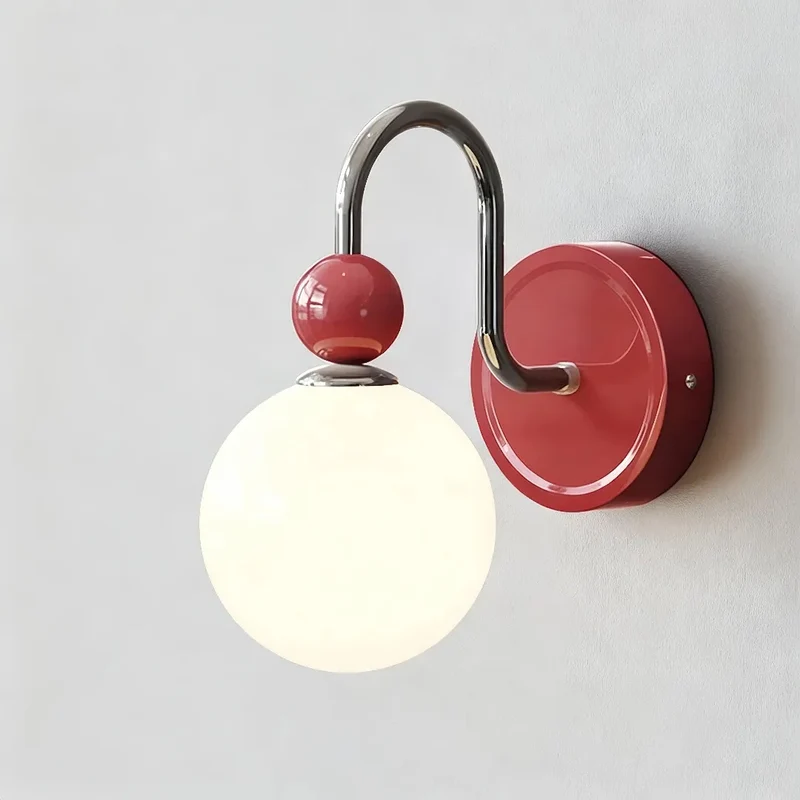 Moderne Kugel-Wandleuchte mit Opalglas fürs Schlafzimmer