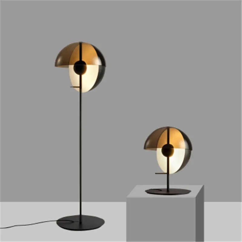 Postmoderne Stehlampe aus Metall mit Buntglas – Lutopis