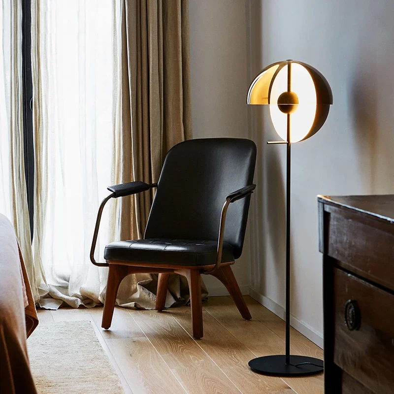 Postmoderne Stehlampe aus Metall mit Buntglas – Lutopis
