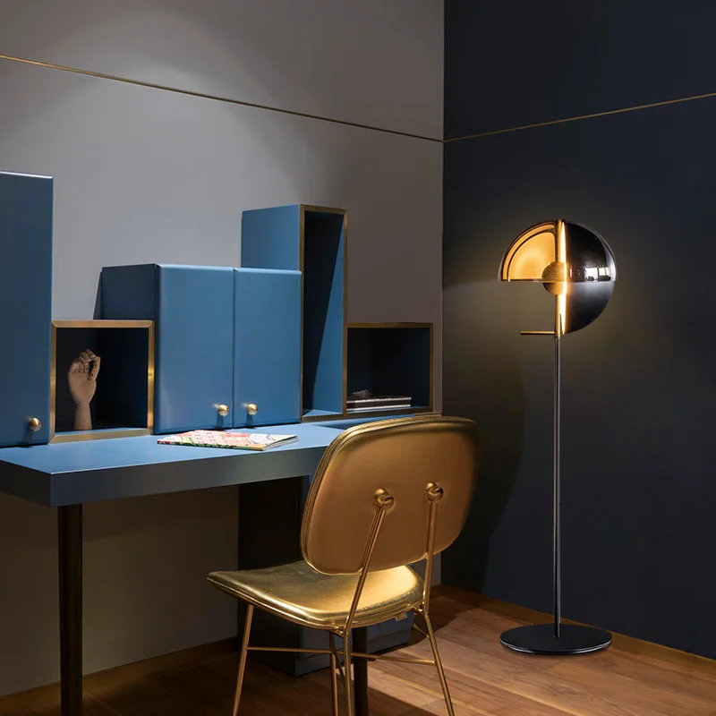 Postmoderne Stehlampe aus Metall mit Buntglas – Lutopis