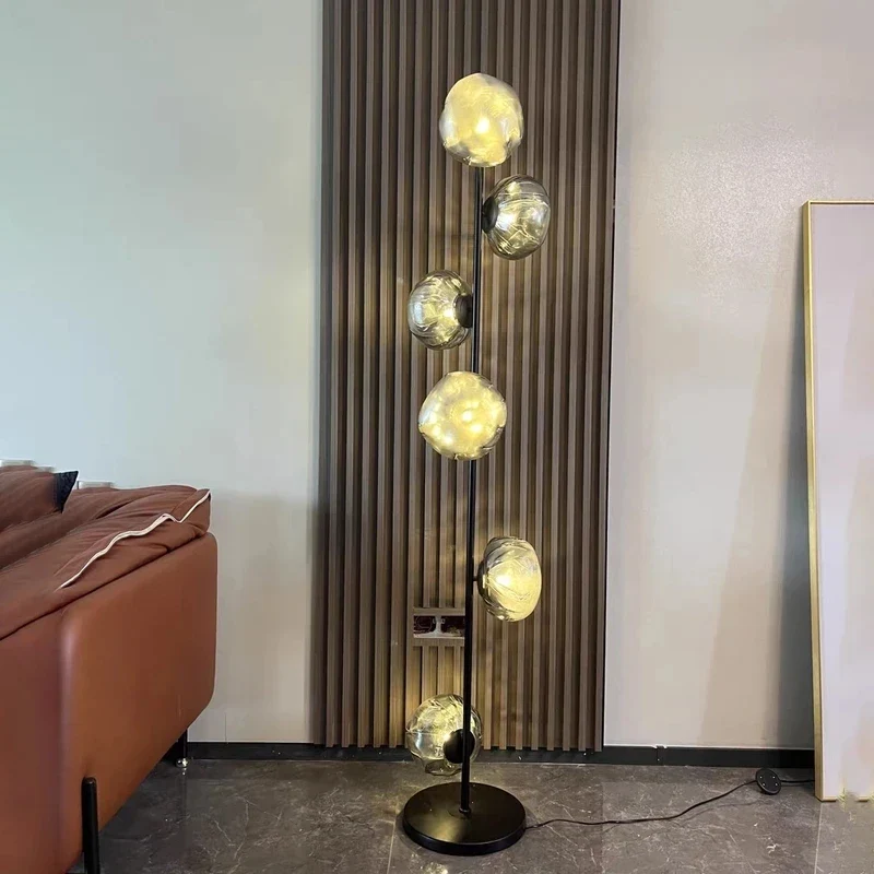 Schicke Stehlampe mit beruhigender Atmosphäre für modernes Interieur – Lushia