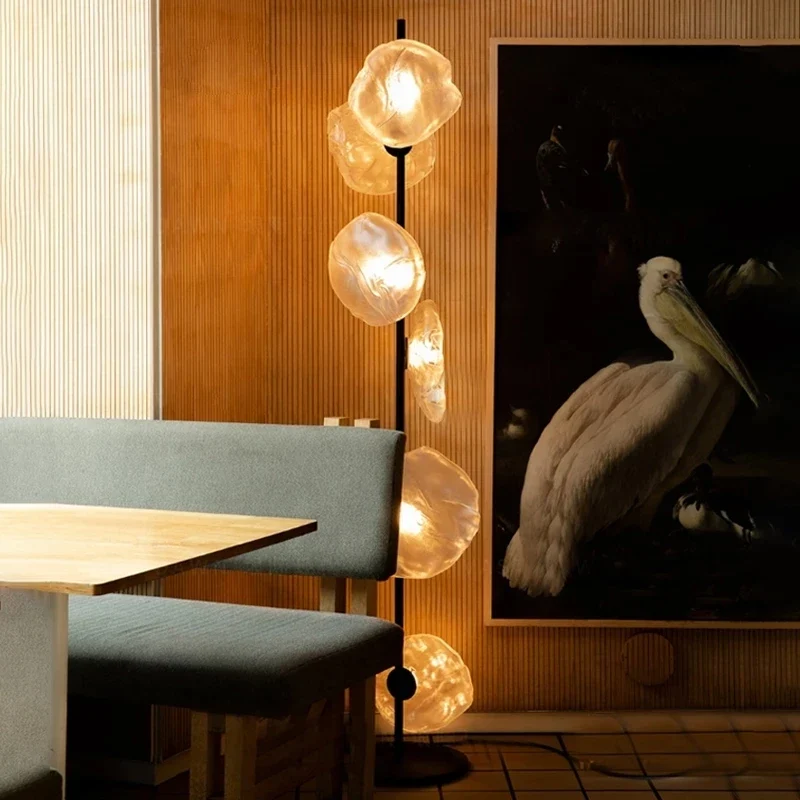 Schicke Stehlampe mit beruhigender Atmosphäre für modernes Interieur – Lushia