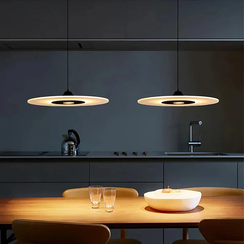 Moderne Hängelampe Grafischer Stil Funktionale Eleganz – Disque Éclipse