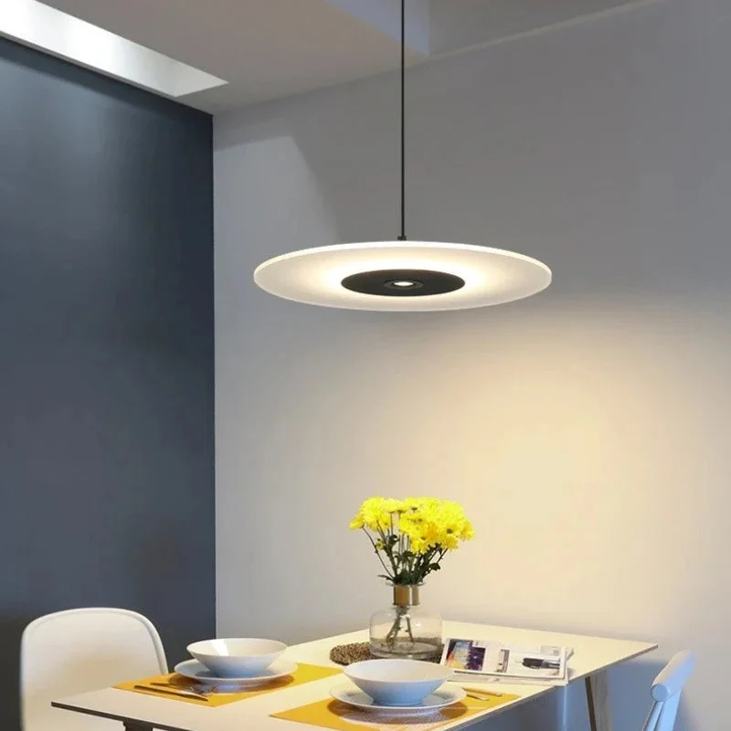 Moderne Hängelampe Grafischer Stil Funktionale Eleganz – Disque Éclipse