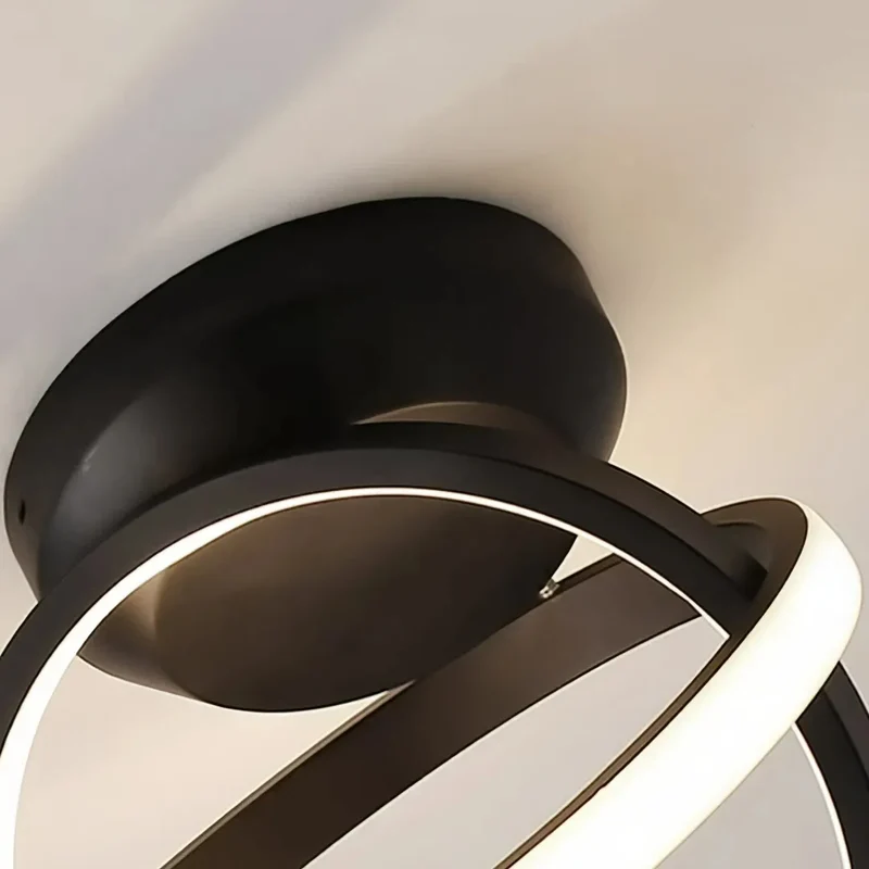 Moderne Deckenleuchte im Ringdesign für den Flur
