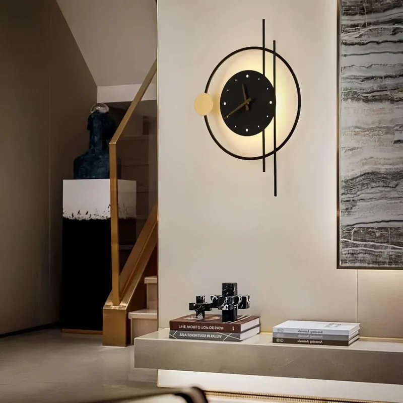 Moderne runde Wandleuchte mit Uhr für das Wohnzimmer