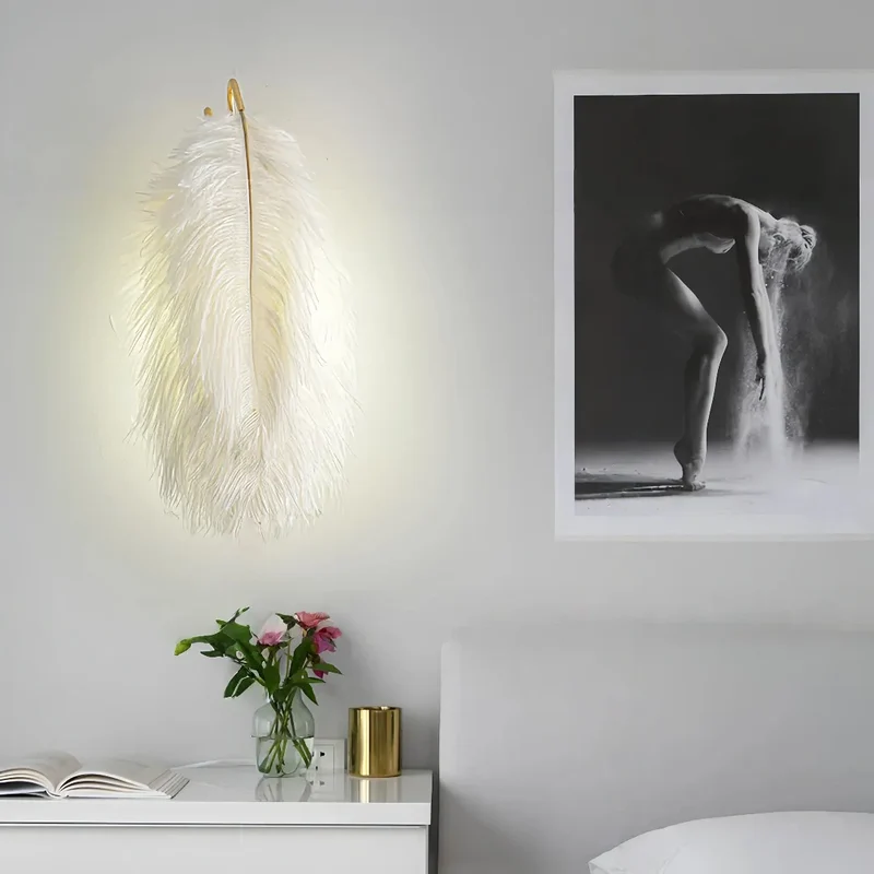 Weiße Feder-Wandleuchte für Schlafzimmer
