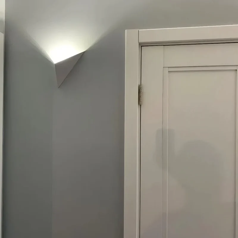 Minimalistische LED-Wandleuchte aus Metall in Dreiecksform
