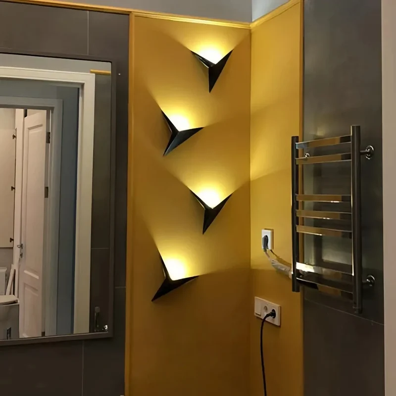 Minimalistische LED-Wandleuchte aus Metall in Dreiecksform
