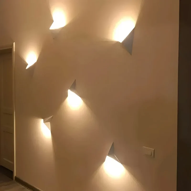 Minimalistische LED-Wandleuchte aus Metall in Dreiecksform