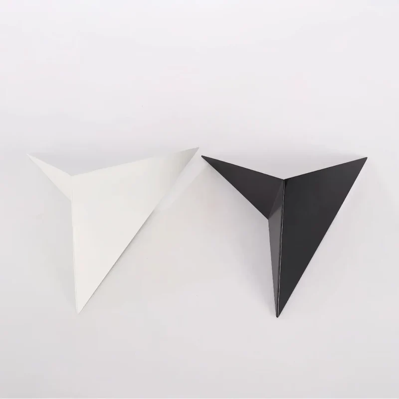 Minimalistische LED-Wandleuchte aus Metall in Dreiecksform