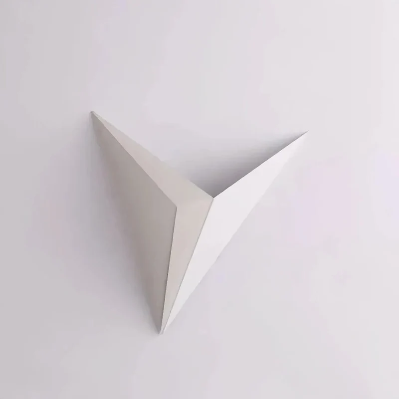 Minimalistische LED-Wandleuchte aus Metall in Dreiecksform