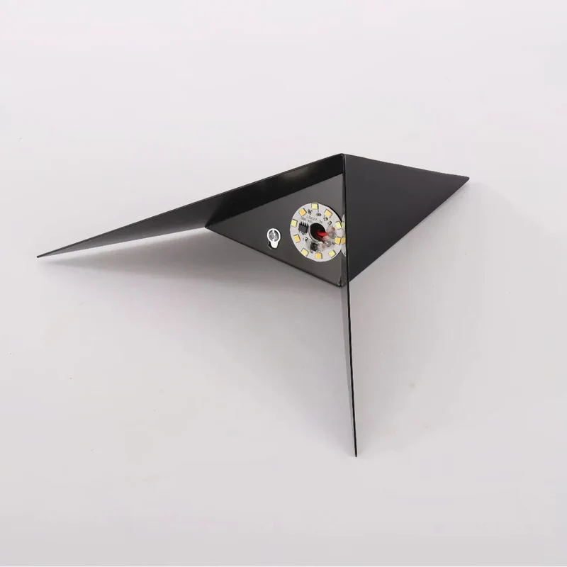 Minimalistische LED-Wandleuchte aus Metall in Dreiecksform