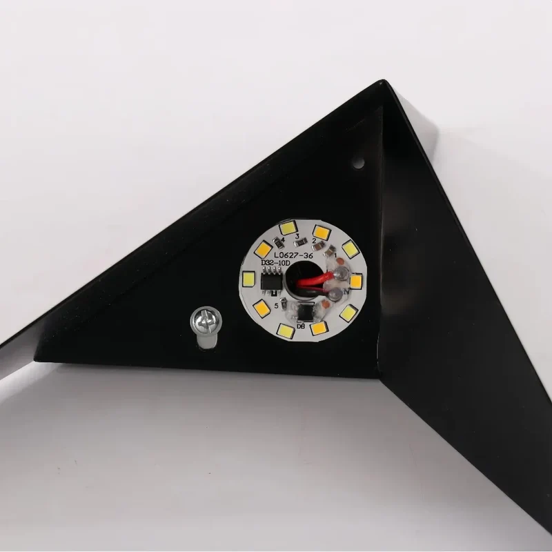 Minimalistische LED-Wandleuchte aus Metall in Dreiecksform