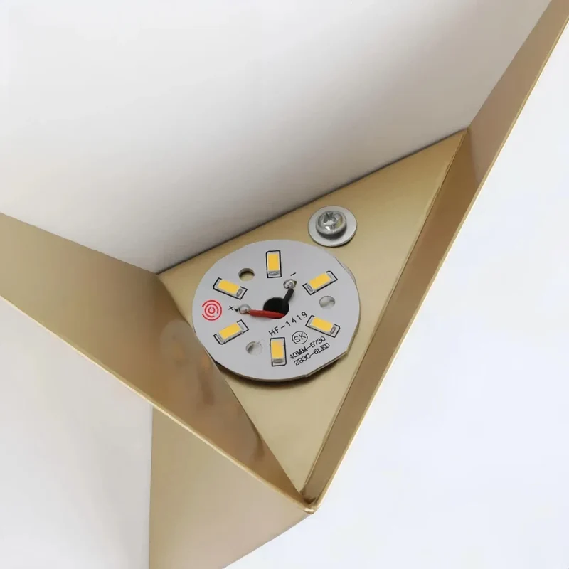 Minimalistische LED-Wandleuchte aus Metall in Dreiecksform